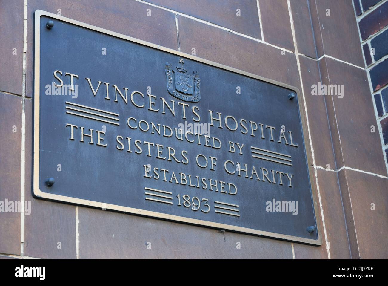 Plaque outside St Vincent's Public Hospital in Melbourne, noting the establishment of the hospital by the Sisters of Charity in 1893 Stock Photo