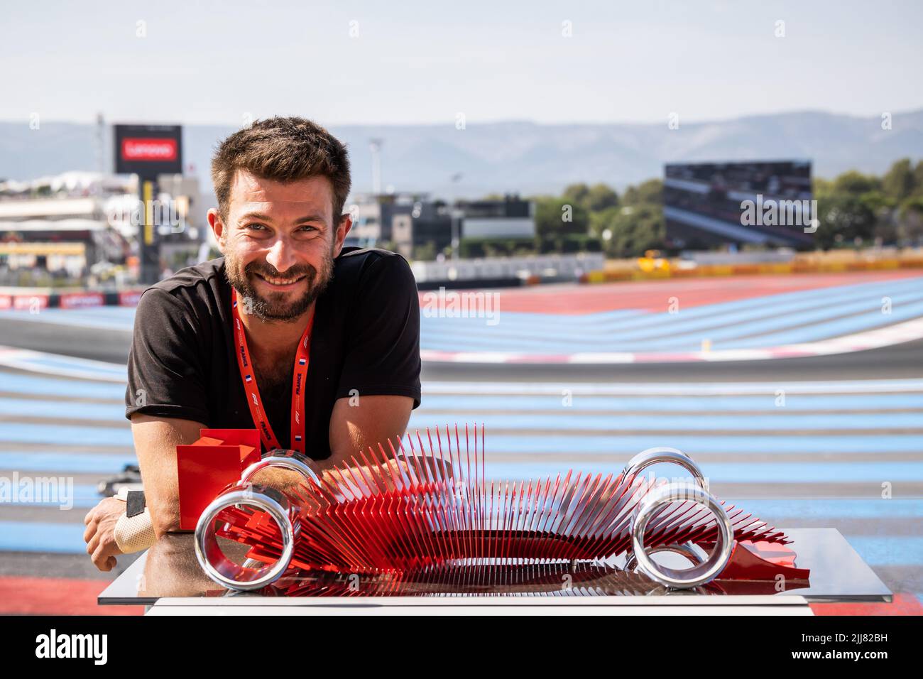 Antoine Dufilho, sculpteur avec sa scuplture 'La Formule 1' during the Formula 1 Lenovo Grand Prix de France, French Grand Prix 2022, 12th round of the 2022 FIA Formula One World Championship from July 22 to 24, 2022 on the Circuit Paul Ricard, in Le Castellet, France - Photo: Germain Hazard / Dppi/DPPI/LiveMedia Stock Photo