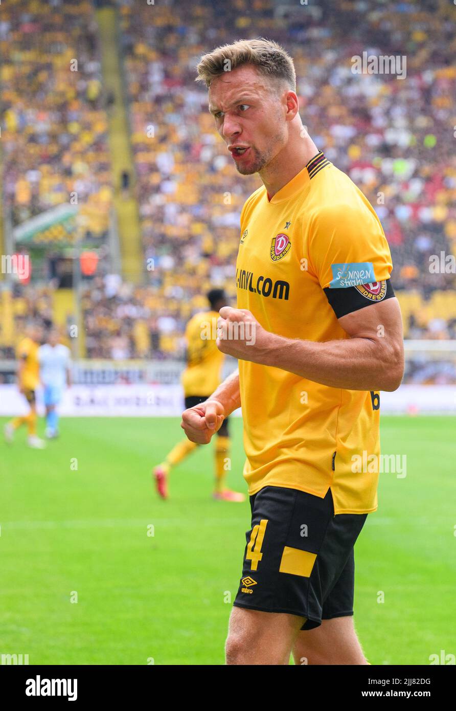 Dresden, Germany. 23rd July, 2022. Soccer: 3rd league, SG Dynamo Dresden - TSV  1860 Munich, Matchday 1, Rudolf-Harbig-Stadion. Dynamo's Tim Knipping  (l-r), Kyu-hyun Park, Dennis Borkowski and Manuel Schäffler cheer. Credit:  Robert