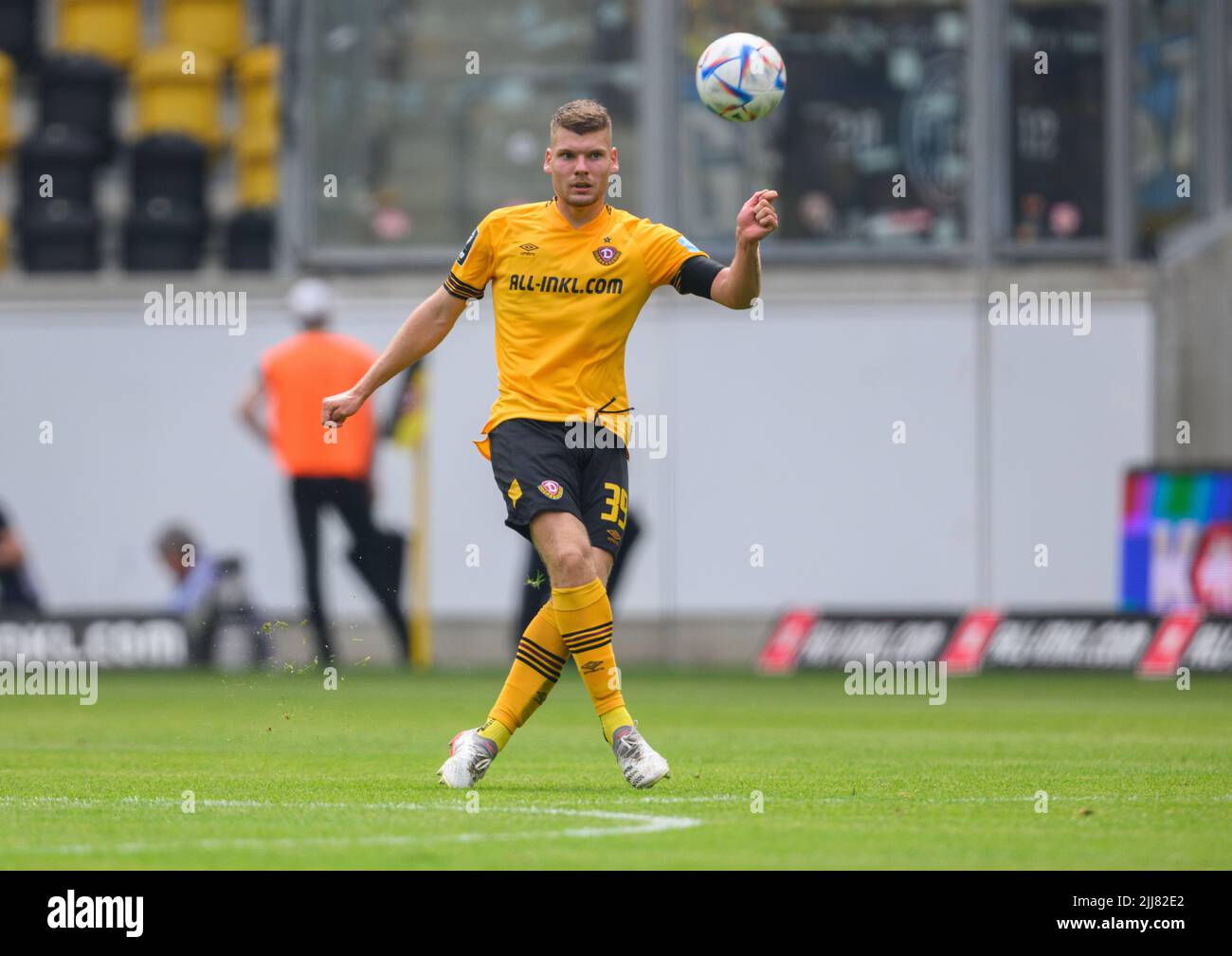 Dresden, Germany. 23rd July, 2022. Soccer: 3rd league, SG Dynamo Dresden - TSV  1860 Munich, Matchday 1, Rudolf Harbig Stadium. Dynamo's Kyu-hyun Park (l)  against Munich's Albion Vrenezi. Credit: Robert Michael/dpa/Alamy Live