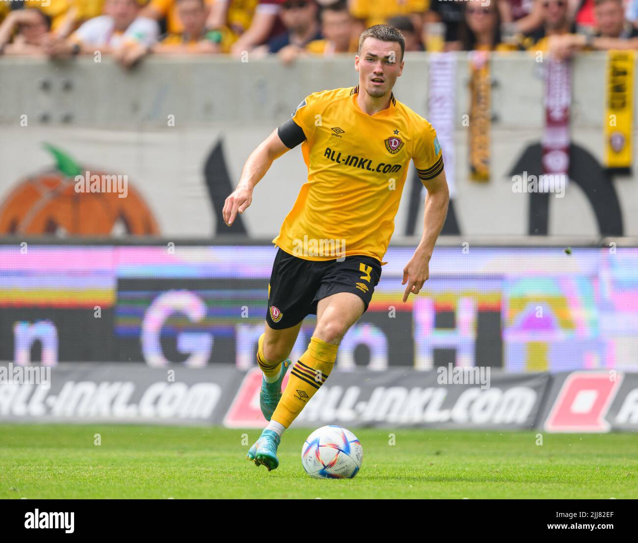 Dresden, Germany. 23rd July, 2022. Soccer: 3rd league, SG Dynamo Dresden - TSV  1860 Munich, Matchday 1, Rudolf-Harbig-Stadion. Dynamo's Tim Knipping  (l-r), Kyu-hyun Park, Dennis Borkowski and Manuel Schäffler cheer. Credit:  Robert