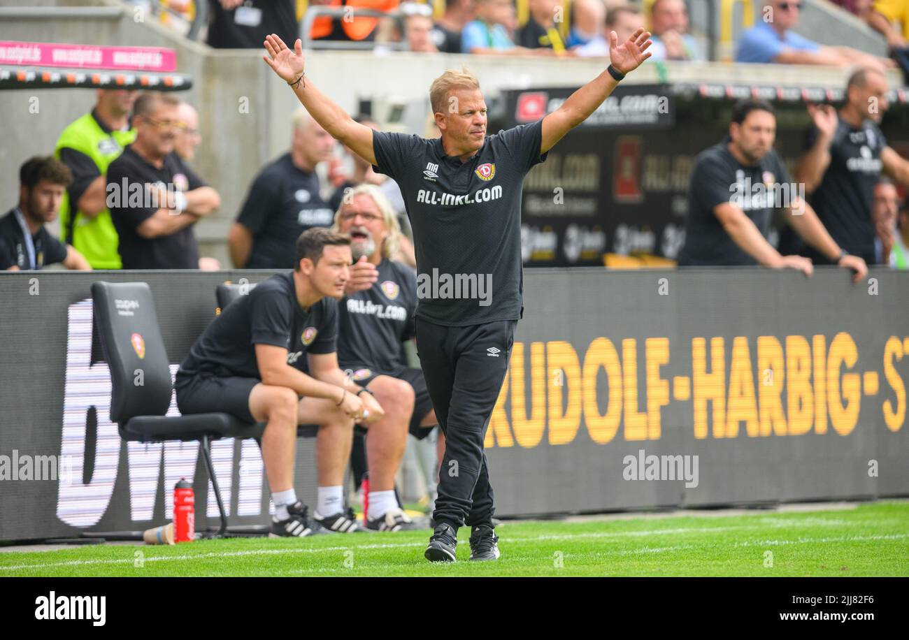 Dresden, Germany. 23rd July, 2022. Soccer: 3rd league, SG Dynamo Dresden - TSV  1860 Munich, Matchday 1, Rudolf-Harbig-Stadion. Dynamo's Tim Knipping  (l-r), Kyu-hyun Park, Dennis Borkowski and Manuel Schäffler cheer. Credit:  Robert