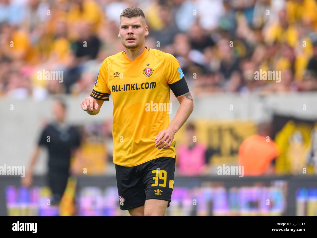 Dresden, Germany. 23rd July, 2022. Soccer: 3rd league, SG Dynamo Dresden - TSV  1860 Munich, Matchday 1, Rudolf-Harbig-Stadion. Dynamo's Tim Knipping  (l-r), Kyu-hyun Park, Dennis Borkowski and Manuel Schäffler cheer. Credit:  Robert