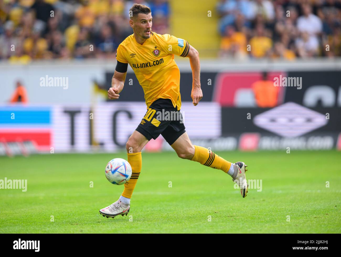 Dresden, Germany. 23rd July, 2022. Soccer: 3rd league, SG Dynamo Dresden - TSV  1860 Munich, Matchday 1, Rudolf-Harbig-Stadion. Dynamo's Tim Knipping  (l-r), Kyu-hyun Park, Dennis Borkowski and Manuel Schäffler cheer. Credit:  Robert