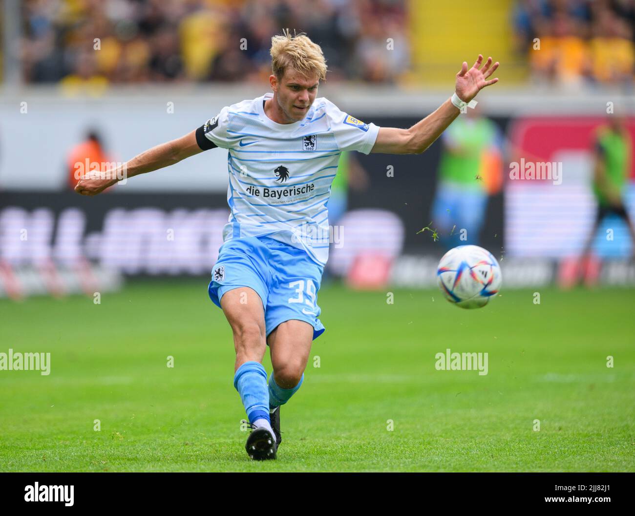 Dresden, Germany. 23rd July, 2022. Soccer: 3rd league, SG Dynamo Dresden - TSV  1860 Munich, Matchday 1, Rudolf-Harbig-Stadion. Dynamo's Tim Knipping  (l-r), Kyu-hyun Park, Dennis Borkowski and Manuel Schäffler cheer. Credit:  Robert