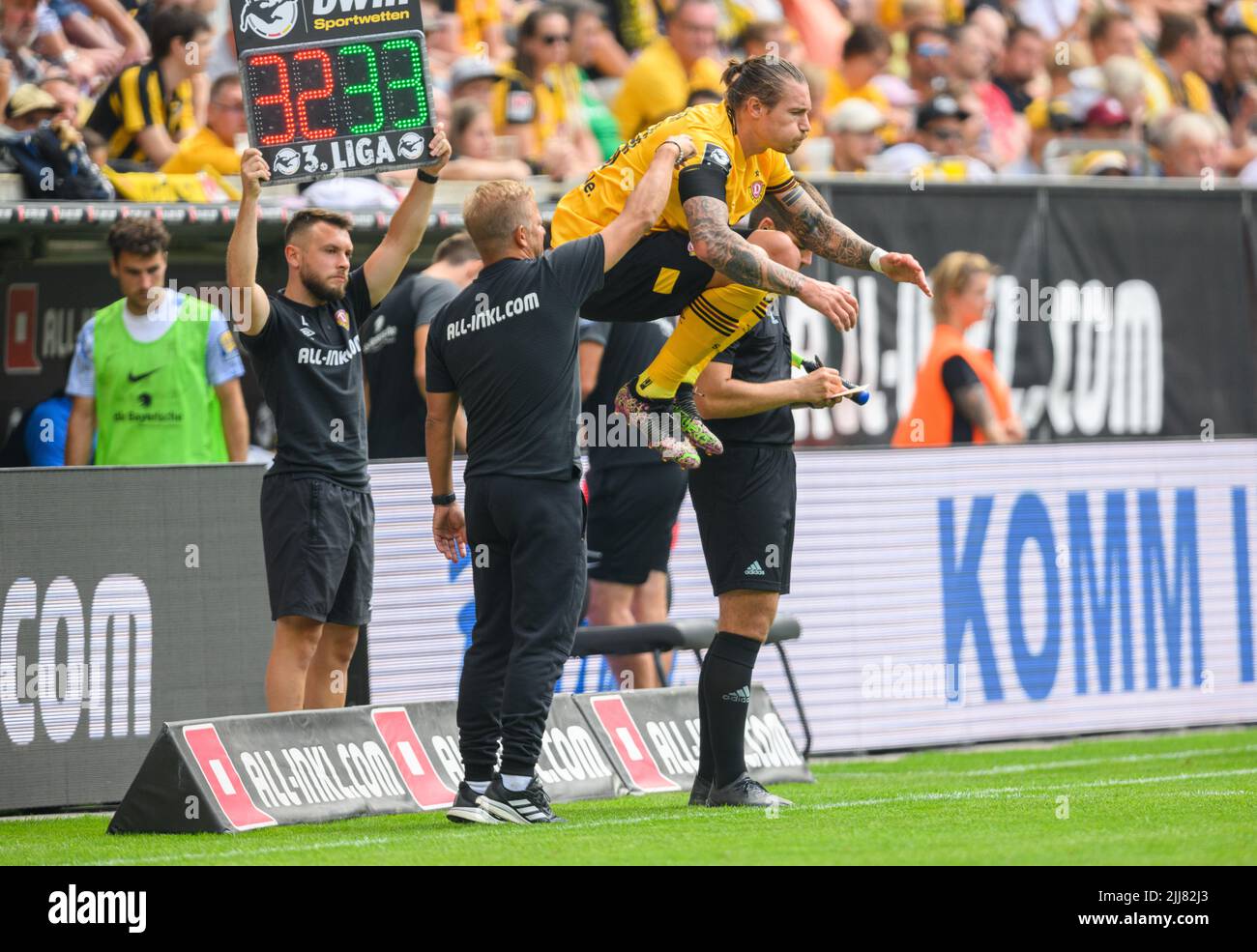 Dresden, Germany. 23rd July, 2022. Soccer: 3rd league, SG Dynamo Dresden - TSV  1860 Munich, Matchday 1, Rudolf-Harbig-Stadion. Dynamo's Tim Knipping  (l-r), Kyu-hyun Park, Dennis Borkowski and Manuel Schäffler cheer. Credit:  Robert