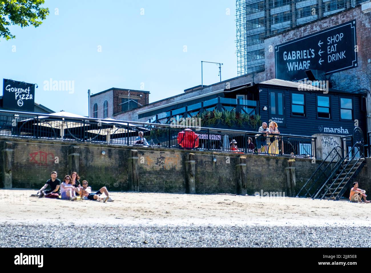 River Thames beach below Gabriel's Wharf in Southwark, London, England Stock Photo