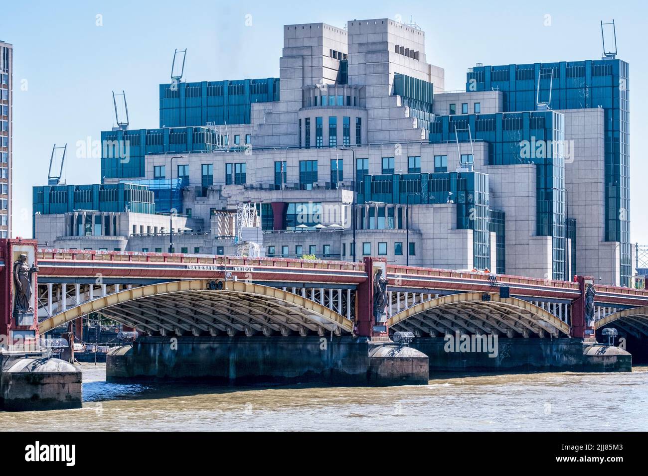 SIS/MI6 Headquarters building at Vauxhall Cross, with Vauxhall Bridge in the foreground. Stock Photo