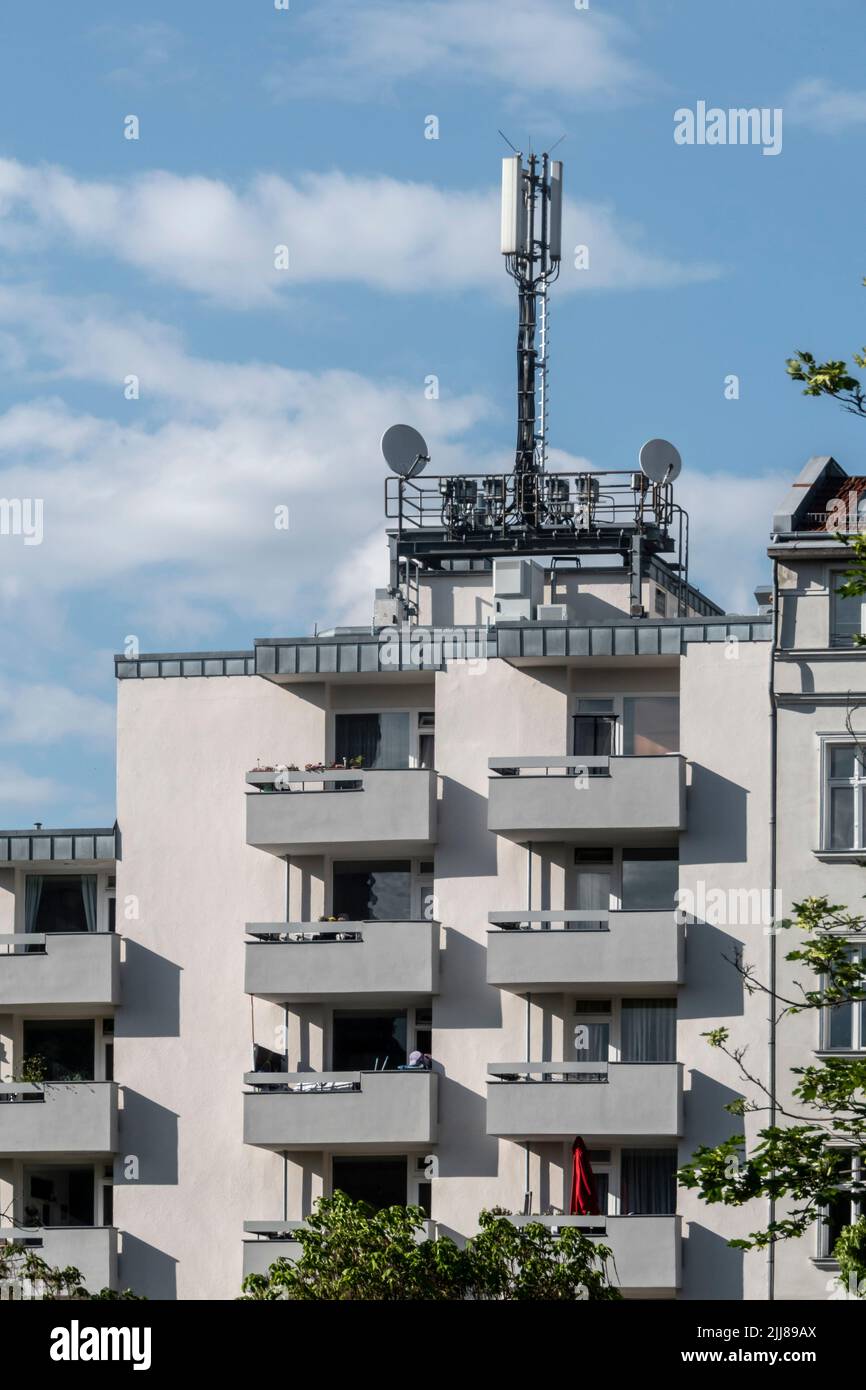 Funkmast auf dem Dach eines Wohnhauses am Südstern in Berlin Kreuzberg, 5G, 4G, Mobilfunk, Strahlung, Stock Photo