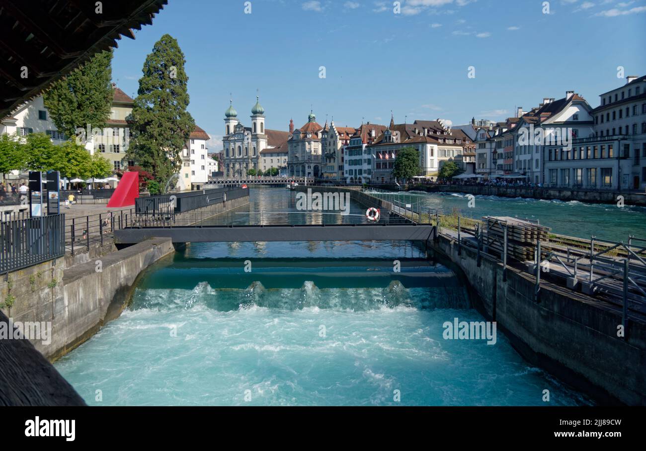 Wehr an der Spreuerbrücke in Luzern, Reuss, Jesuitenkirche, Schweiz Stock Photo