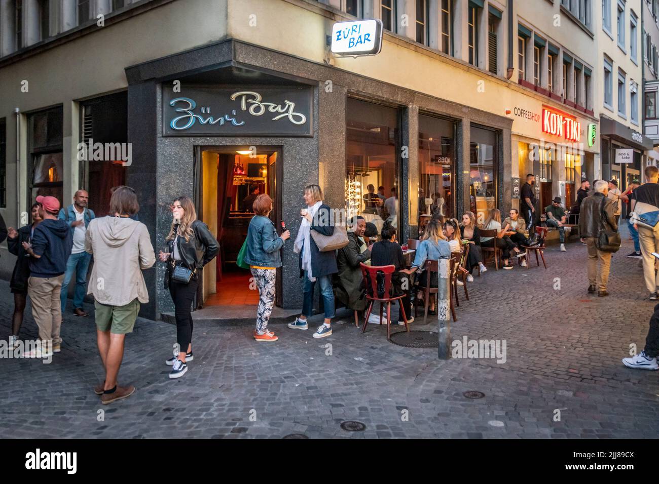 Züri Bar, Außenaufnahme, Niederdorf, Sommer, Zürich, Schweiz Stock Photo