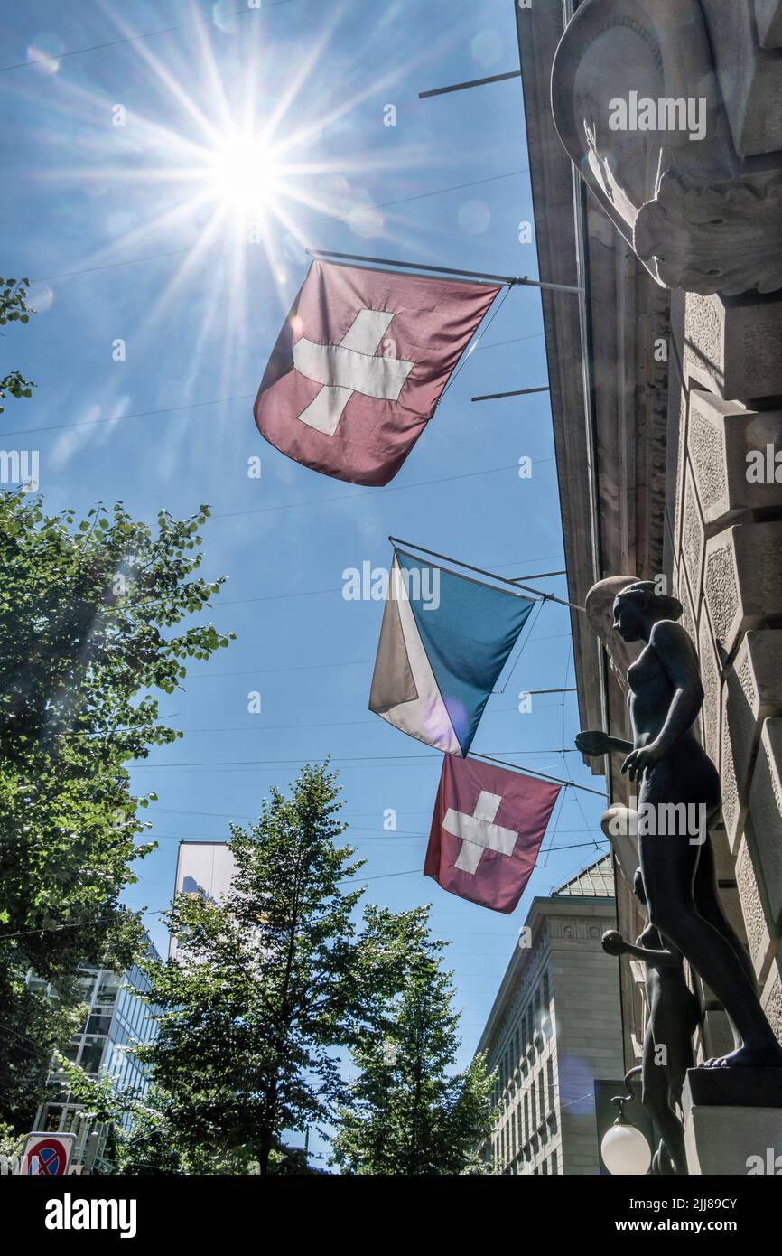 Finanzmetrople Zürich, Banhofstrasse, Schweizer Flagge, Schweiz Stock Photo