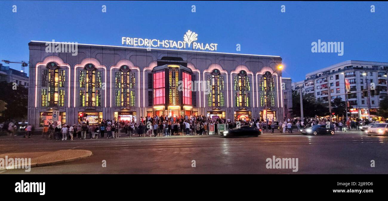 Friedrichstadt Palast, Außenaufnahme, Besucher verlassen nach ARISE Grand Show den Friedrichstadtpalast, Revuetheater, Berlin-Mitte Stock Photo