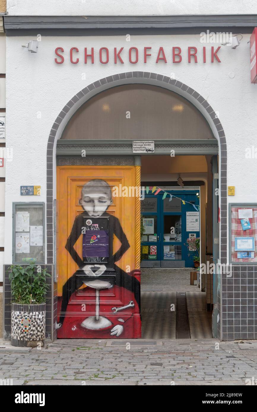 Frauenzentrum Schokofabrik in Berlin-Kreuzberg, Eingangtür mit Graffiti, Altbau, cities, city, Frauenbewegung, Frauenpower, Hausbesetzer, Schokoladenf Stock Photo