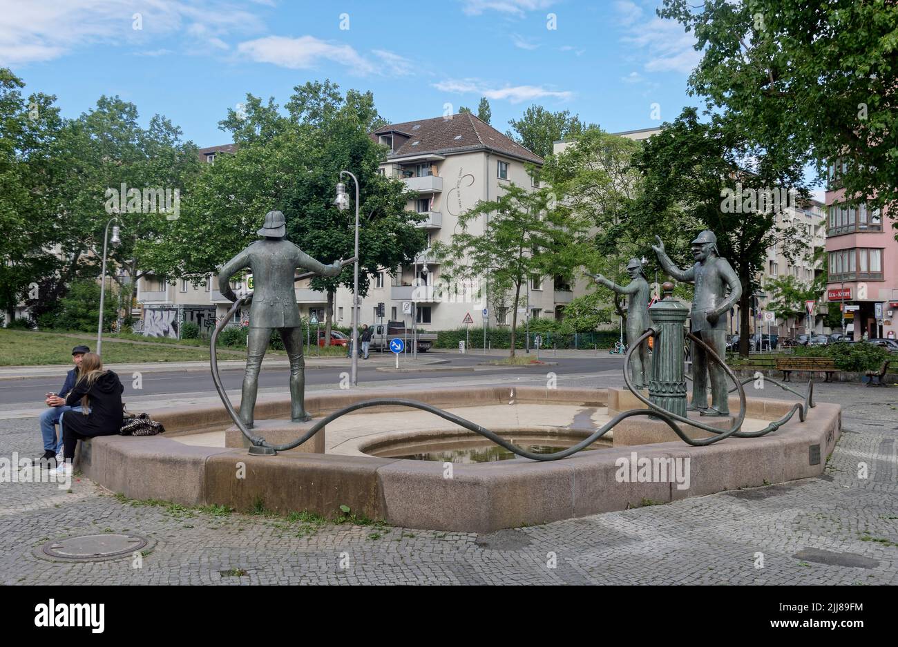 Feuerwehrbrunnen auf dem Mariannenplatz in Berlin-Kreuzberg, Skulpturengruppe von Kurt Mühlenhaupt. Stock Photo