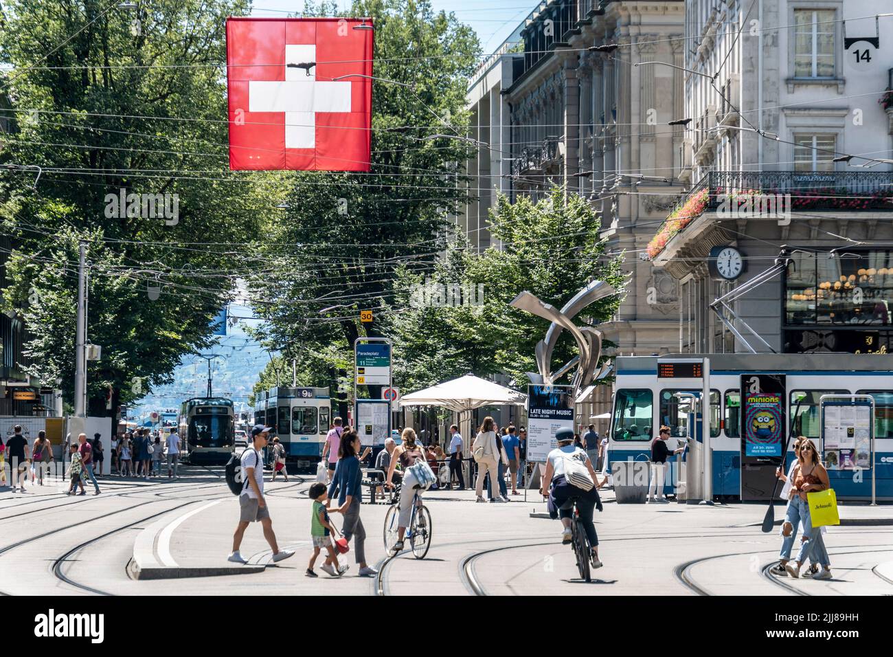 Paradeplatz Zürich, Bahnhofstrasse, Schweizer Flagge, Straßenbahnen, Schweiz Stock Photo