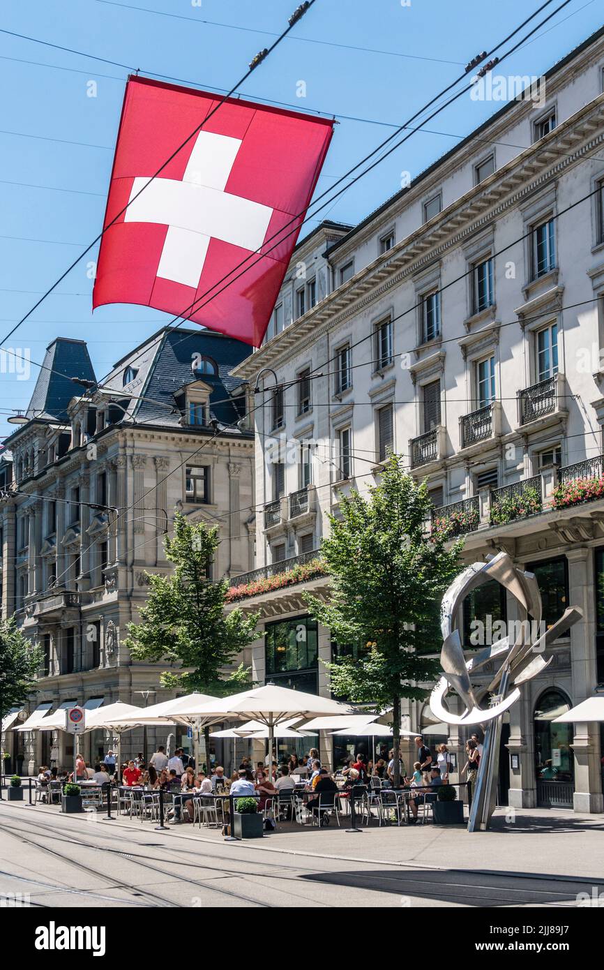 Paradeplatz Zürich, Bahnhofstrasse, Confiserie Sprüngli, Schweizer Flagge, Schweiz Stock Photo