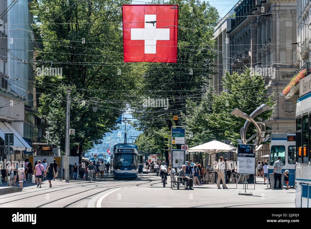 Paradeplatz Zürich, Bahnhofstrasse, Schweizer Flagge, Straßenbahnen, Schweiz Stock Photo