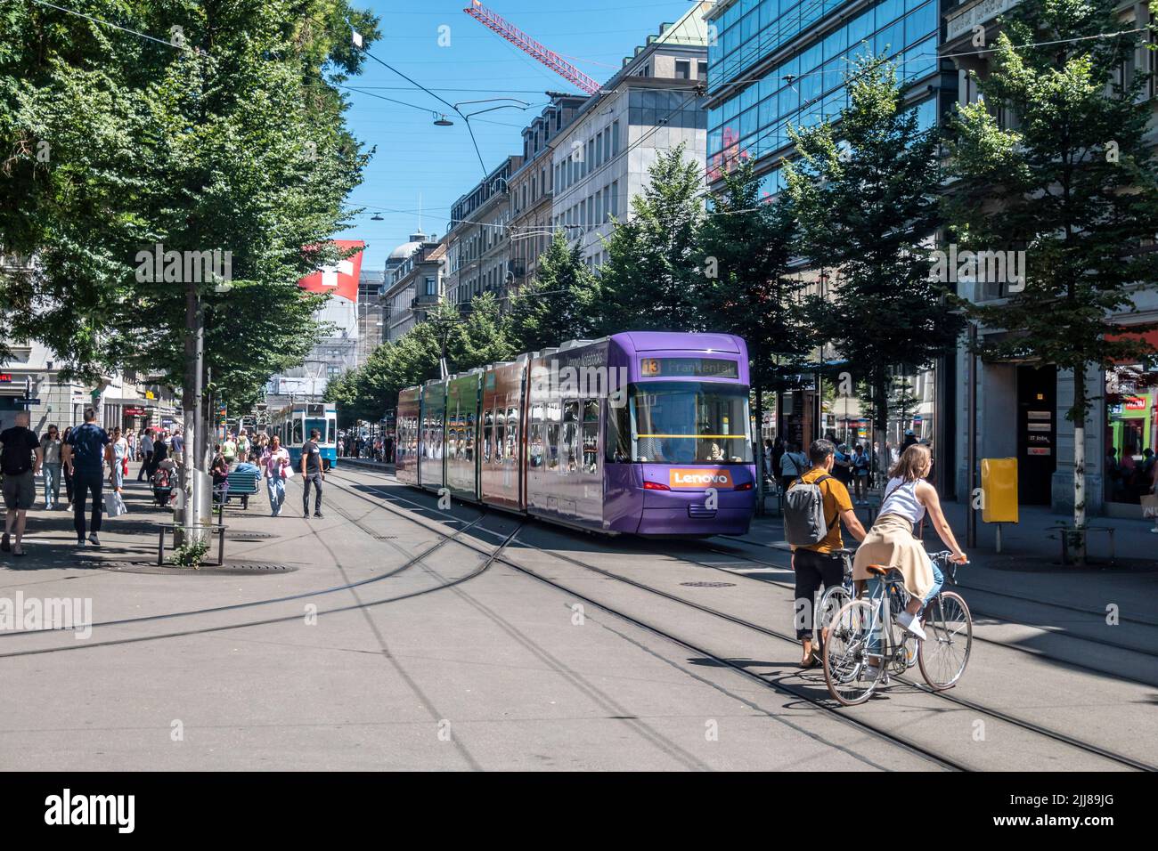 Bahnhofstrasse, Zürich,  Schweizer Flagge, Straßenbahnen, Schweiz Stock Photo