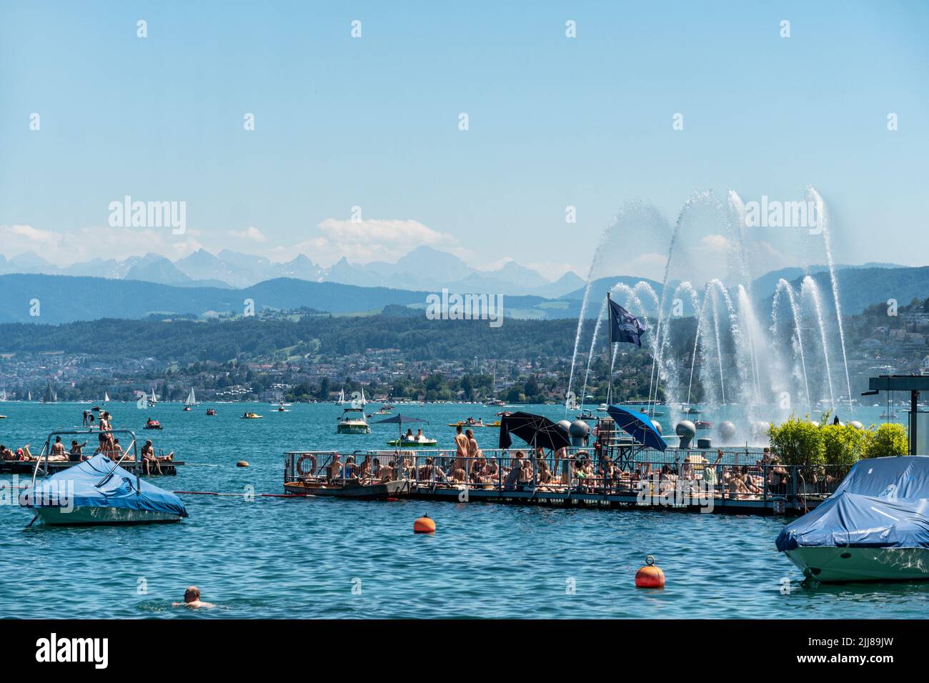 Zürich See, Sommer, Badi, Seebad Enge, Fontäne, Zürich, Schweiz Stock Photo