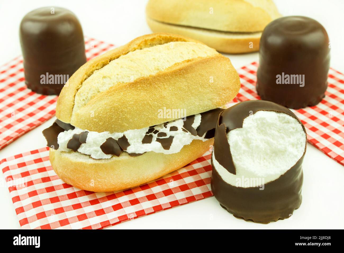 Schaumkuss mit Brötchen und Serviette auf weissem Hintergrund Stock Photo