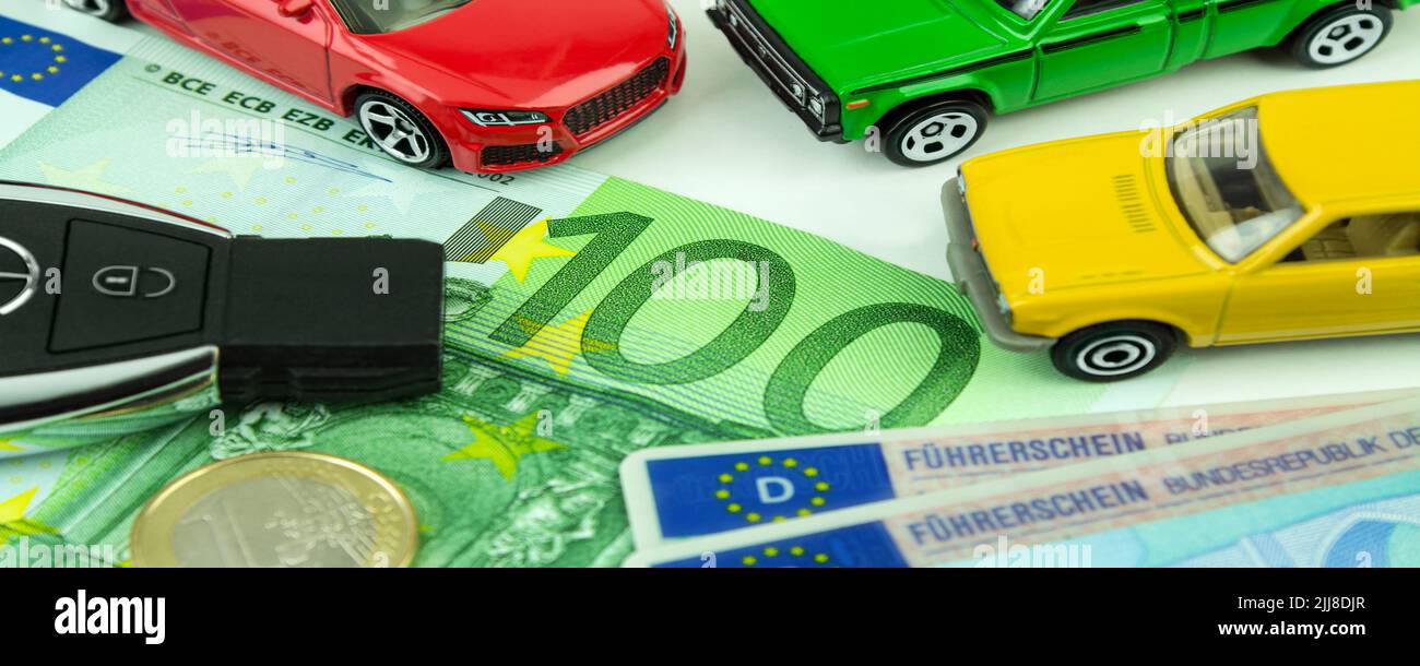 Kosten für Energie und Verkehr in Deutschland mit Führerschein, Autoschlüssel und Euro rot grün gelb Stock Photo