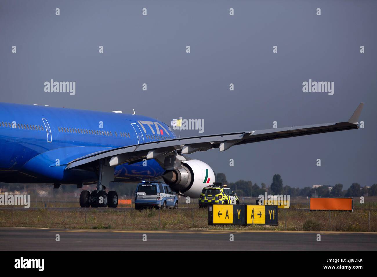 Fiumicino, Italy. 24 July, 2022. Pope Francis boards his plane  at Rome's Leonardo da Vinci International airport, for his flight to Edmonton, Canada, where he will start a six-day pastoral visit. Credit: tMaria Grazia Picciarella/Alamy Live News Stock Photo