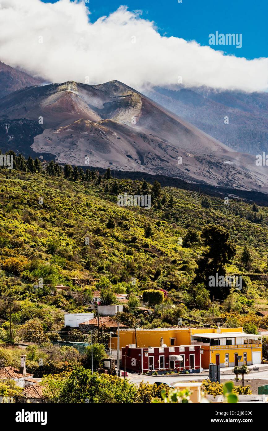 Tajogaite volcano cone seen from Tajuya. The volcanic eruption began on September 19, 2021, in the area of Cabeza de Vaca. The eruption ended on Decem Stock Photo