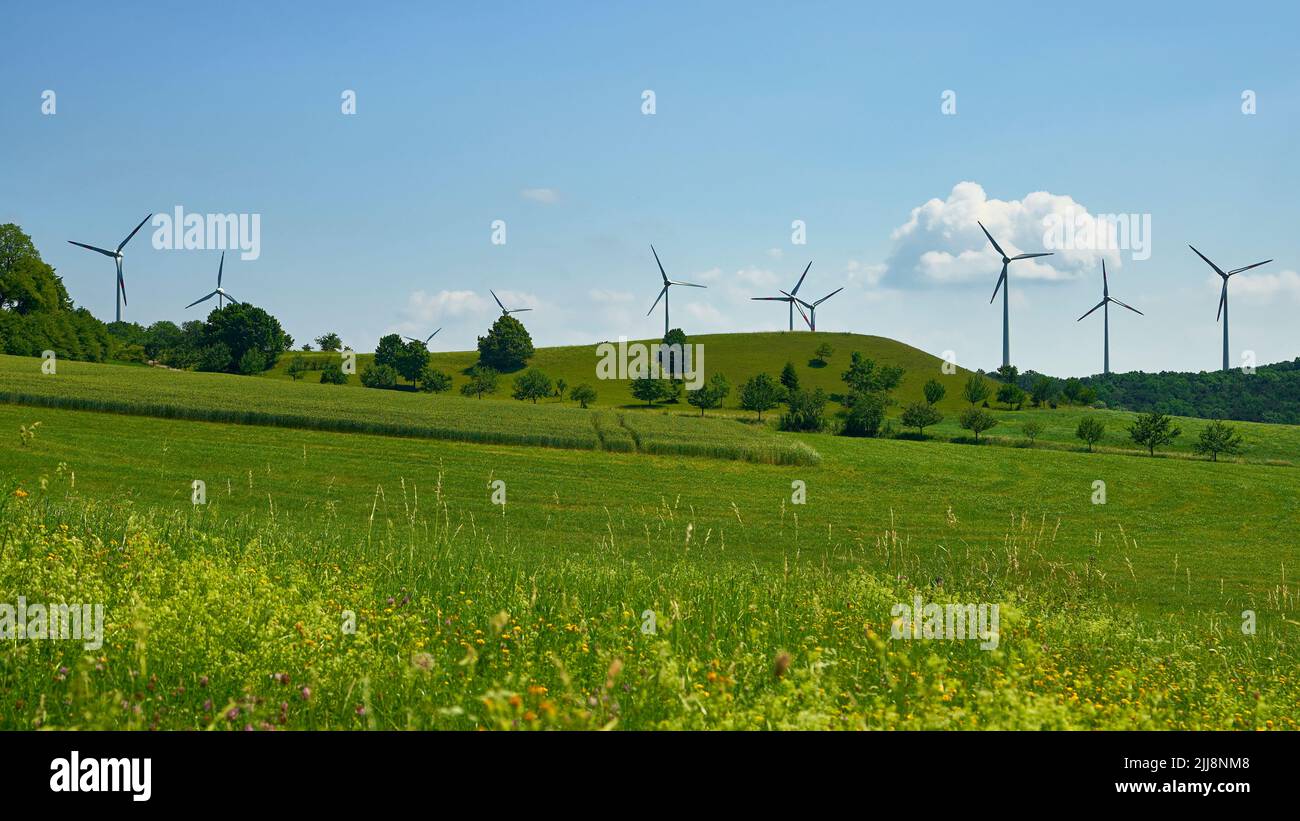 Idyllischer vorbildlicher Windpark auf dem Hahnenkamm in Mittelfranken in Bayern Deutschland Stock Photo