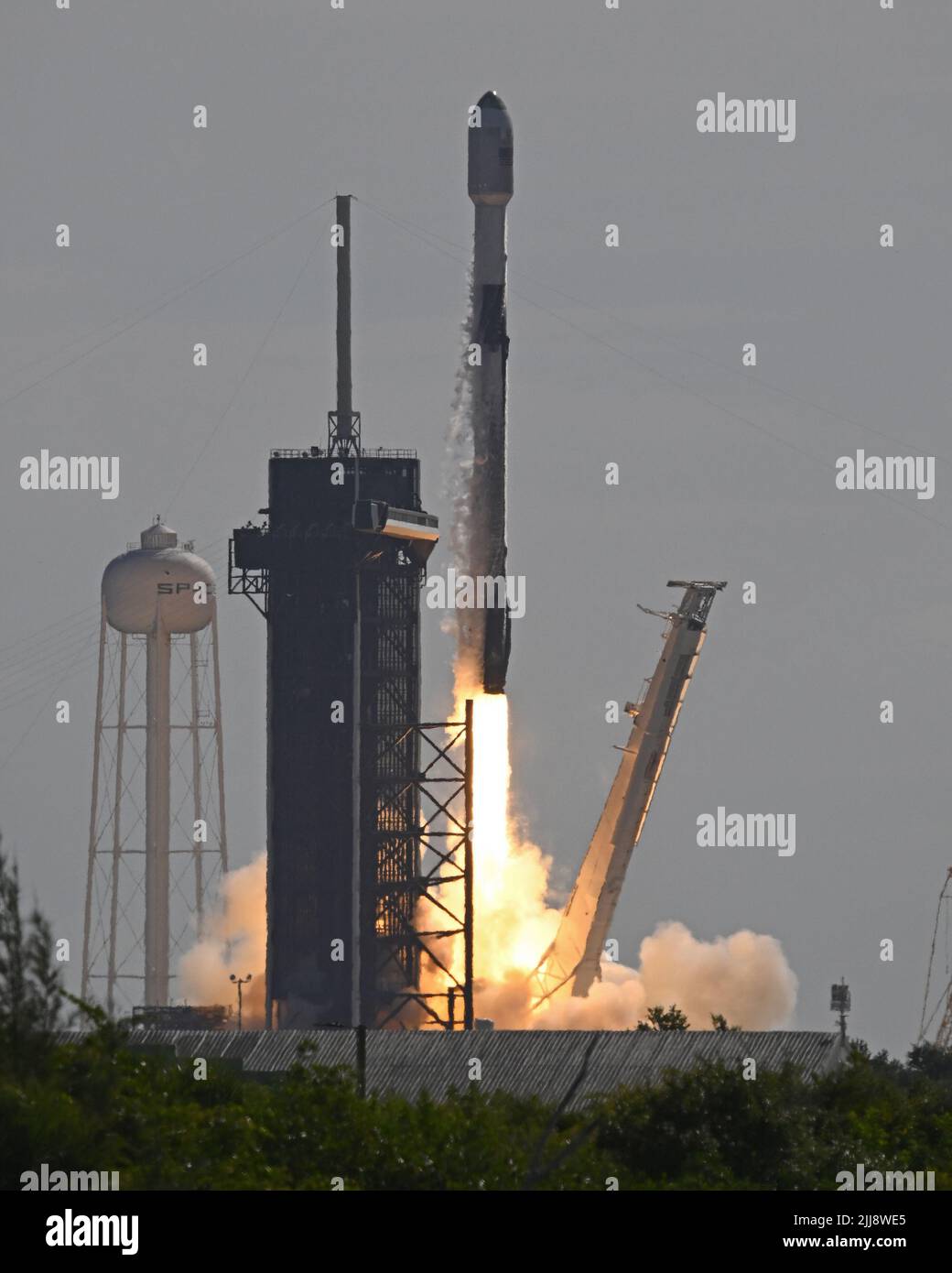 SpaceX launches 53 Starlink Satellites from Complex 39 at 9:38 AM from the Kennedy Space Center, Florida on Sunday, July 24, 2022.This launch represents the 33rd for SpaceX this year, jumping ahead of the total of 31 in 2021. Photo by Joe Marino/UPI Credit: UPI/Alamy Live News Stock Photo