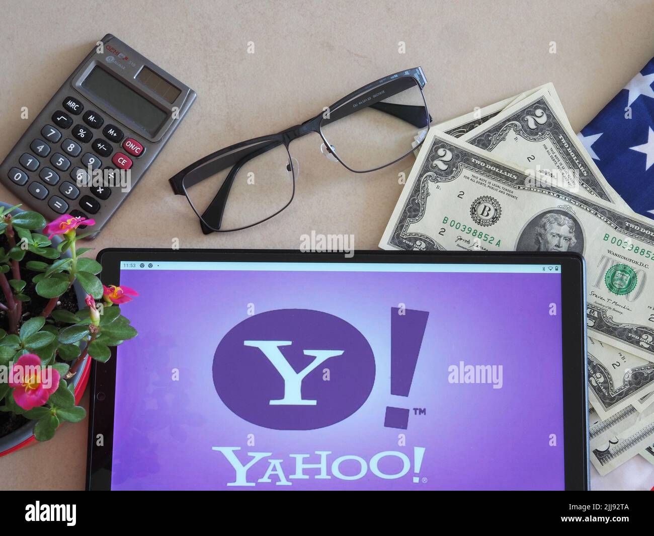 Yahoo on a tablet hi-res stock photography and images - Alamy