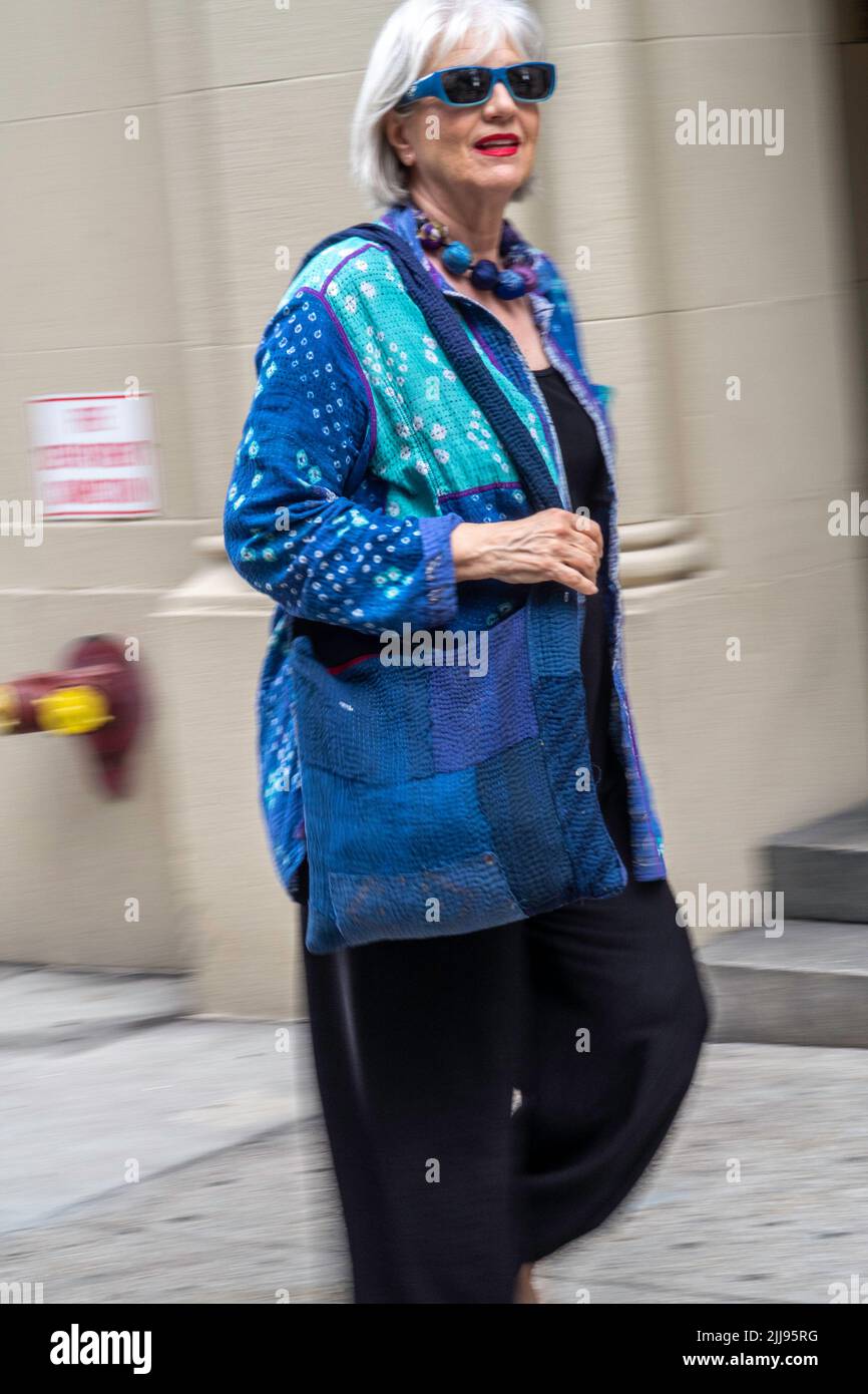 Cheryl Acrey Modelling Designer Mieko Mintz Fashions in Murray Hill, 2022, NYC, USA Stock Photo