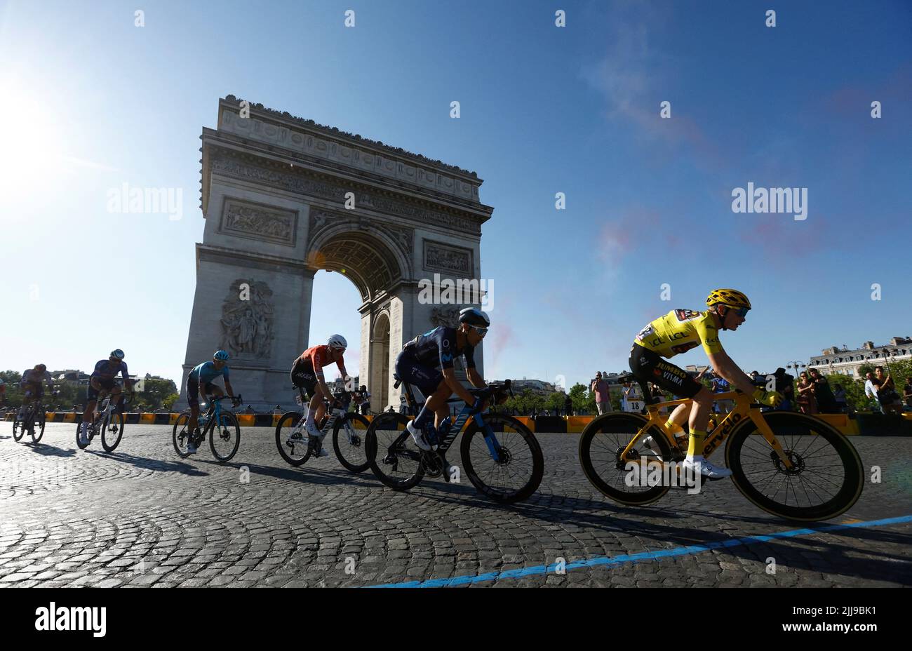 Cycling - Tour de France - Stage 21 - Paris La Defense Arena to Champs-Elysees - France - July 24, 2022 General view of Jumbo - Visma's Jonas Vingegaard in action with riders passing the Arc de Triomphe during stage 21 REUTERS/Gonzalo Fuentes     TPX IMAGES OF THE DAY Stock Photo