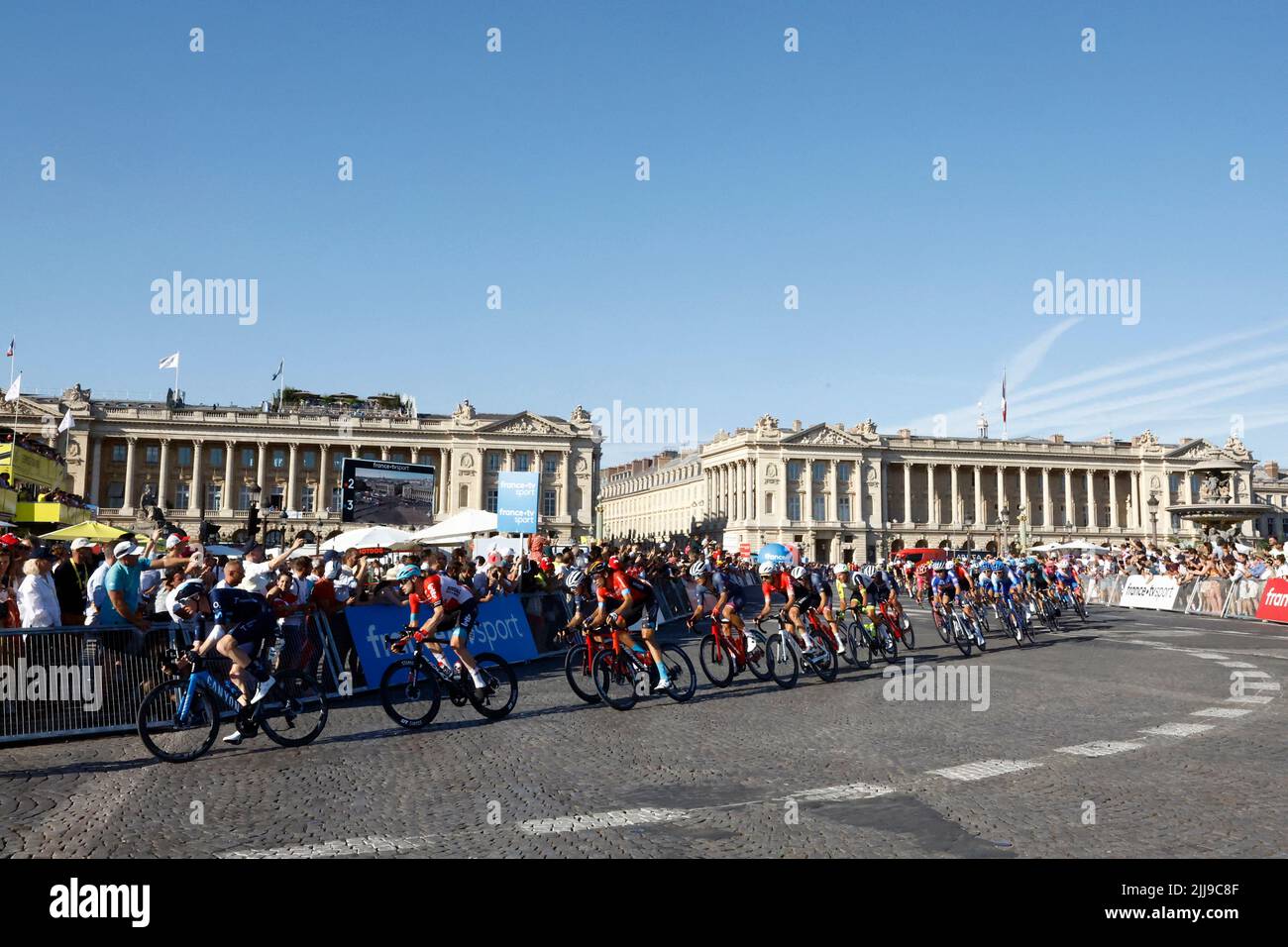 Cycling - Tour de France - Stage 21 - Paris La Defense Arena to Champs-Elysees - France - July 24, 2022 General view of riders in action passing the Arc de Triomphe during stage 21 REUTERS/Gonzalo Fuentes Stock Photo