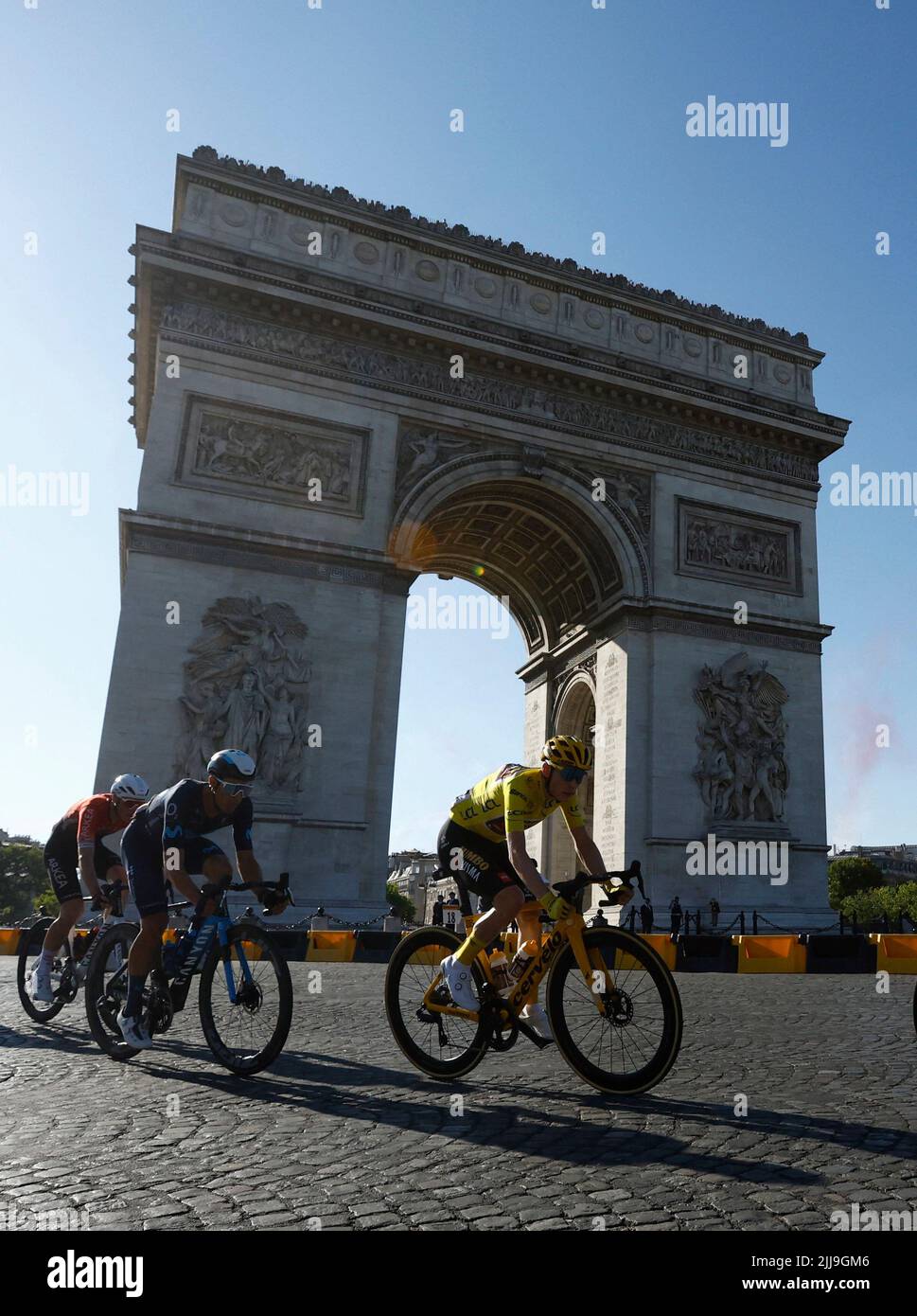 Cycling - Tour de France - Stage 21 - Paris La Defense Arena to Champs-Elysees - France - July 24, 2022 General view of Jumbo - Visma's Jonas Vingegaard in action with riders passing the Arc de Triomphe during stage 21 REUTERS/Gonzalo Fuentes Stock Photo