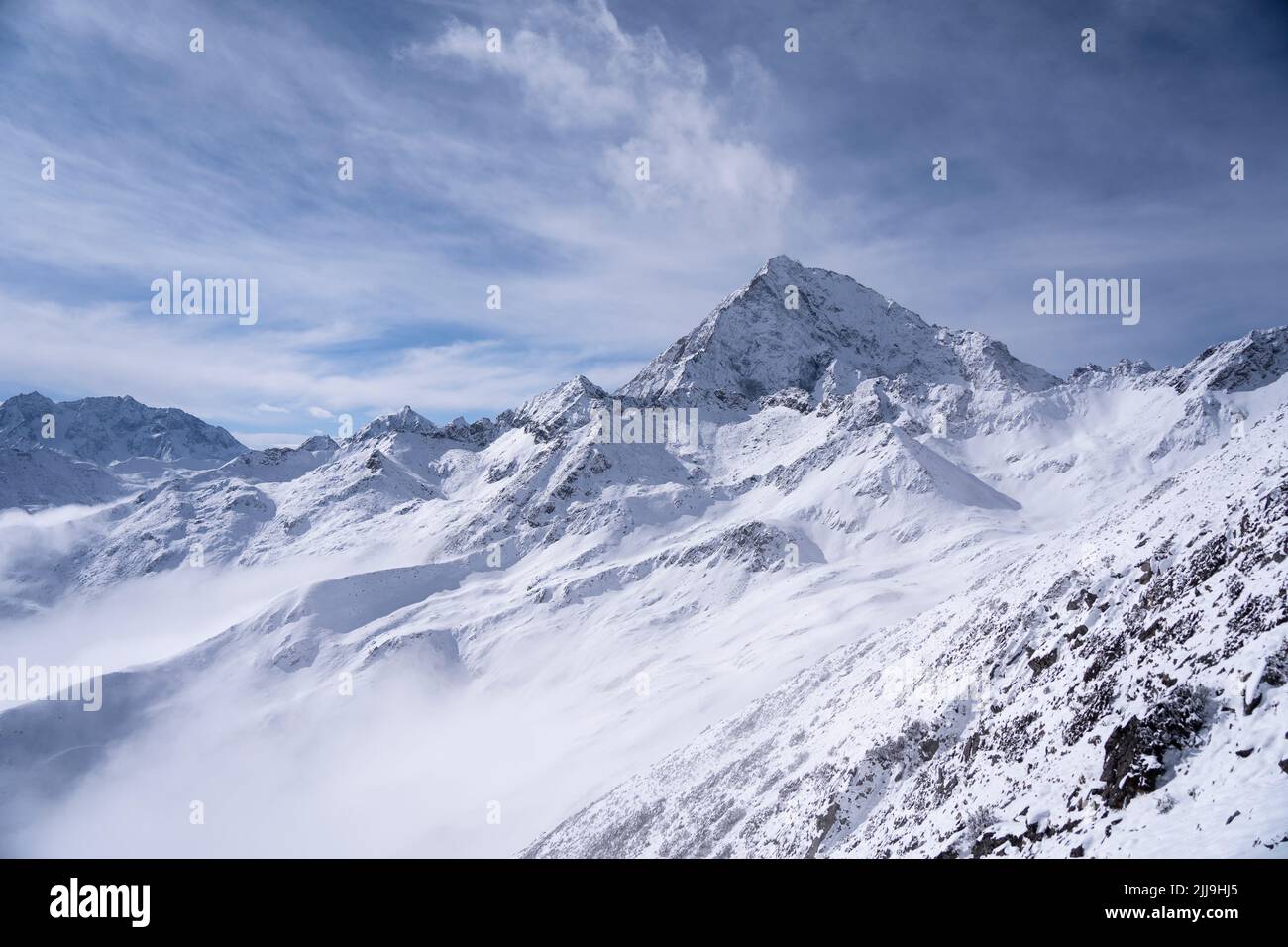 Cloudy white snowy mountain range hi-res stock photography and images ...