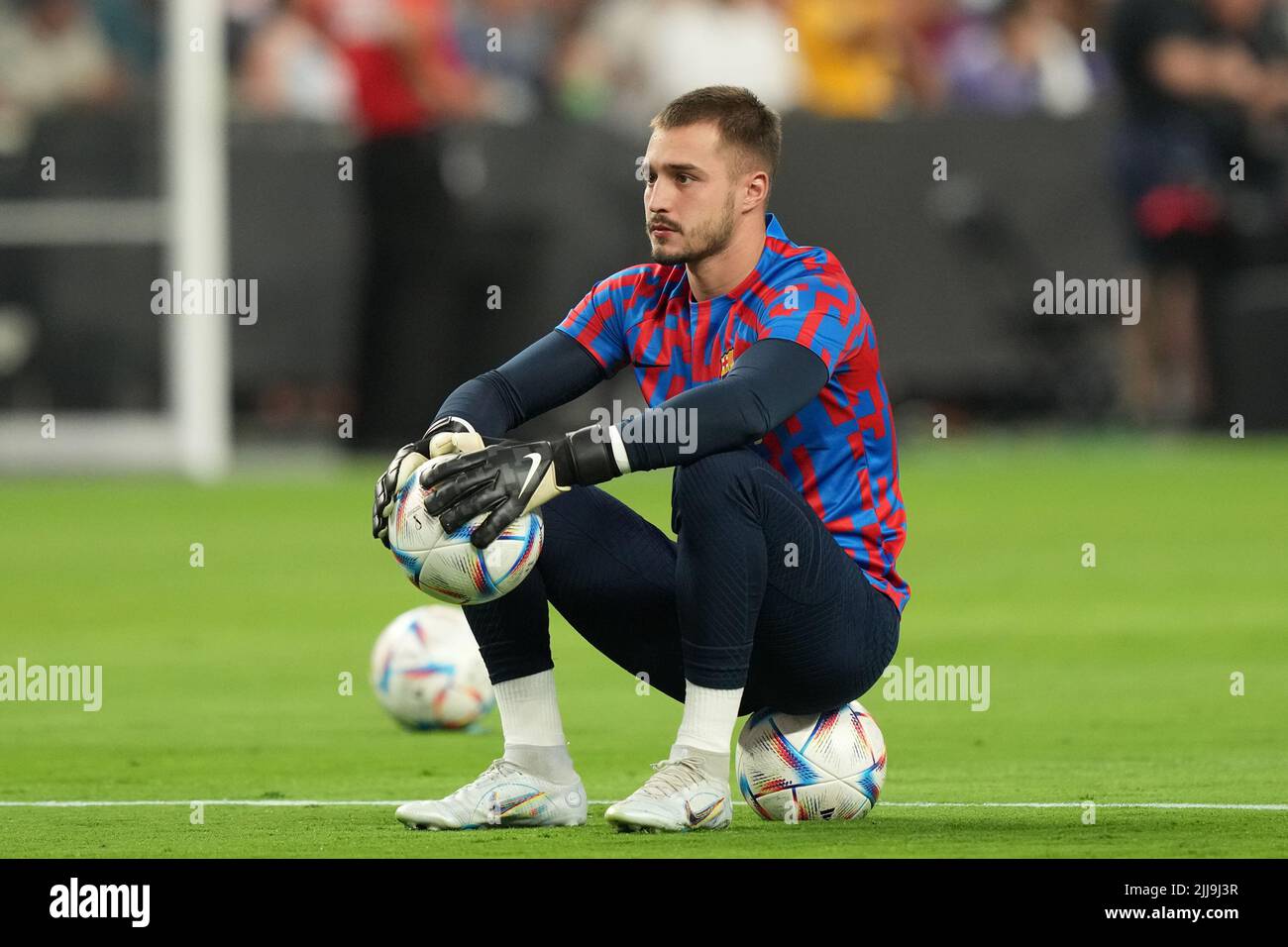 Marc Vidal 'aleja' a Arnau Tenas del FC Barcelona