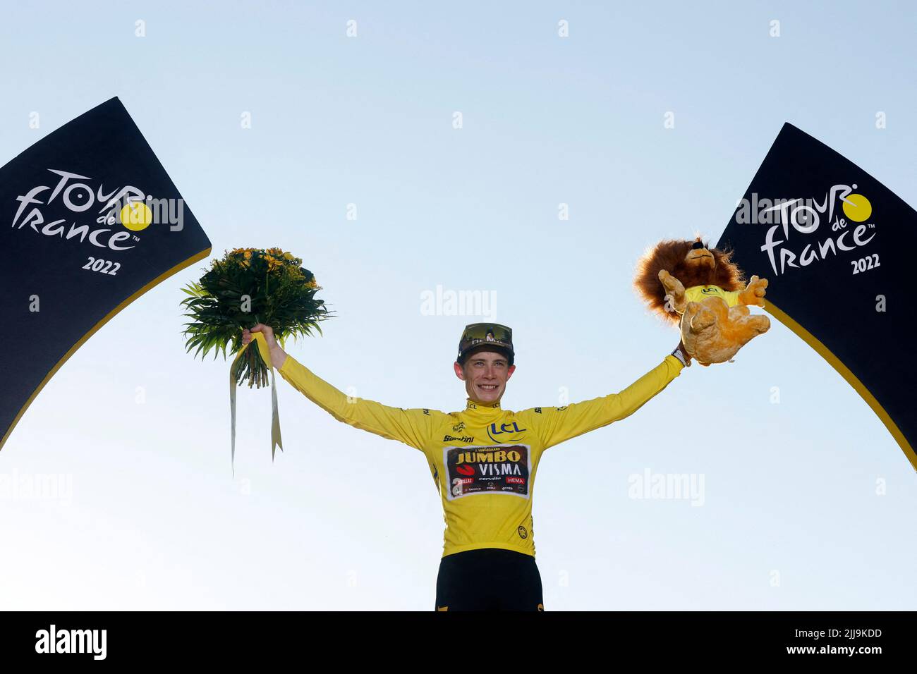 Cycling - Tour de France - Stage 21 - Paris La Defense Arena to Champs-Elysees - France - July 24, 2022 Jumbo - Visma's Jonas Vingegaard celebrates on the podium wearing the overall leader's yellow jersey after winning the Tour de France REUTERS/Gonzalo Fuentes     TPX IMAGES OF THE DAY Stock Photo