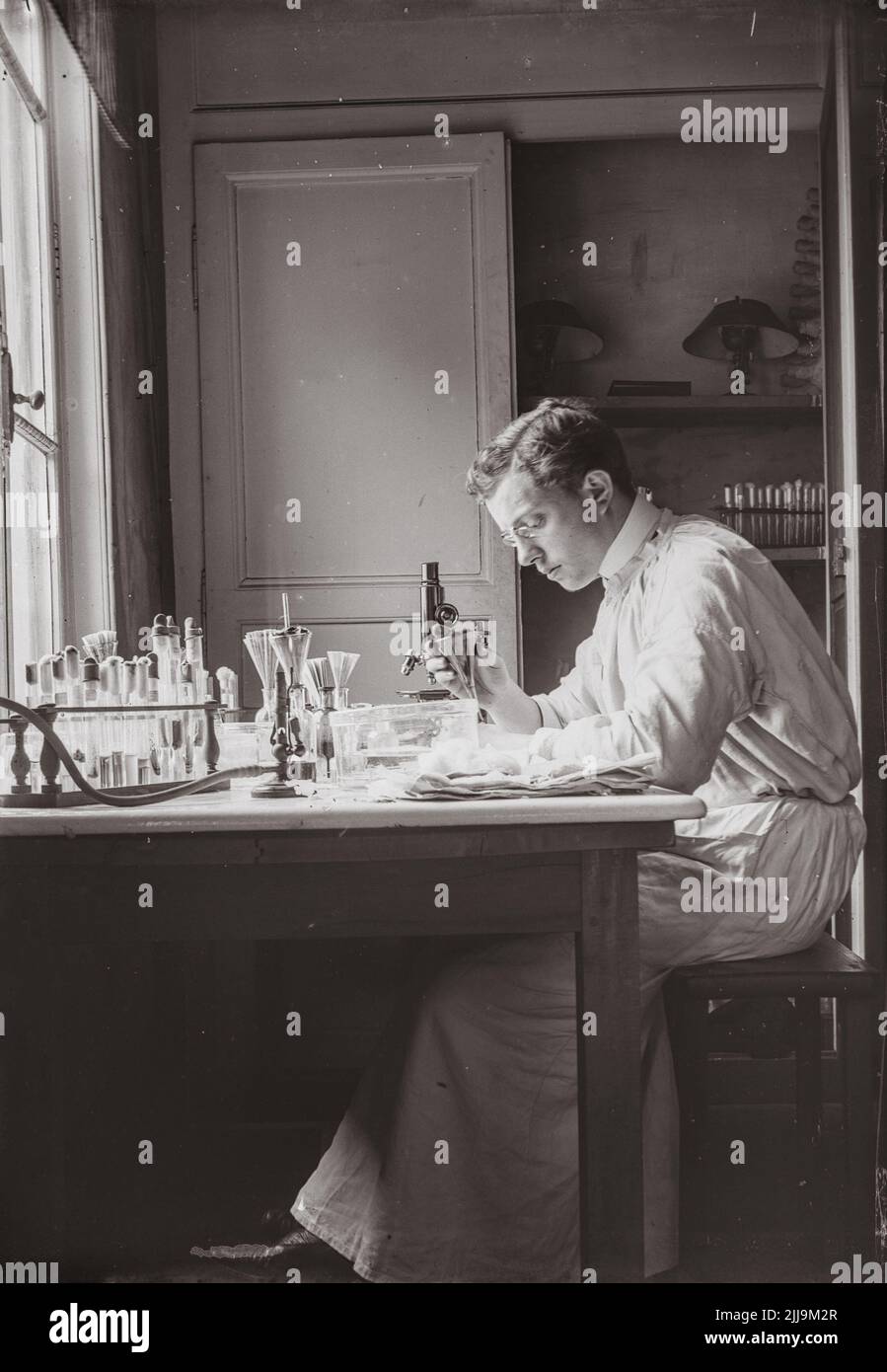 Doctor at work, Saint Antoine clinic (Bois Guillaume, France),early 1900s - médecin effectuant des analyses début des années 1900 Stock Photo