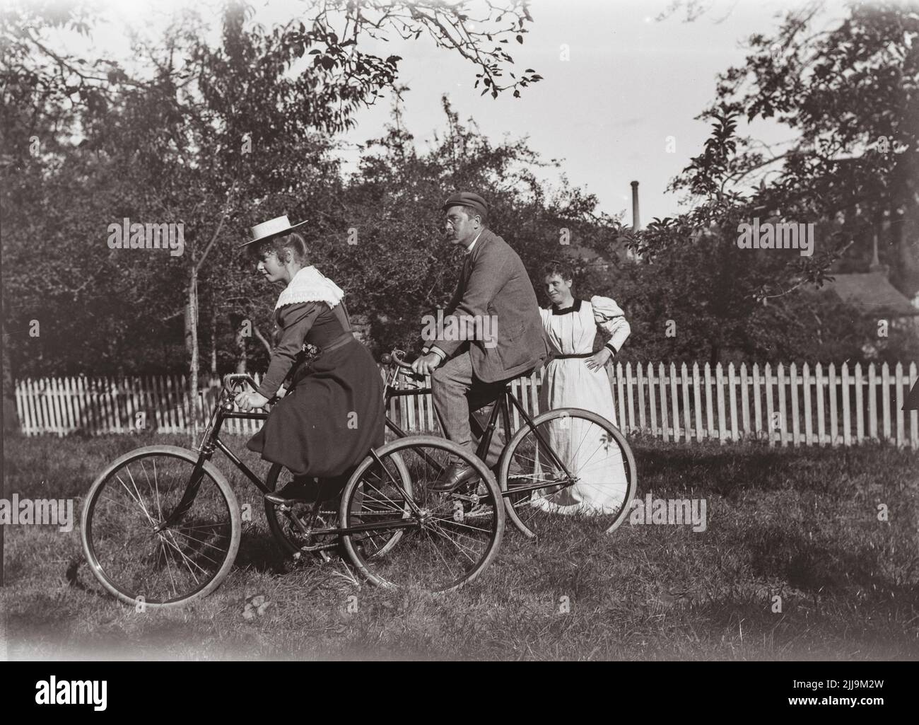 Family members riding bicycles, Brionne (France) rue Lemarrois, early 1900s - famille à bicyclette début des années 1900 Stock Photo