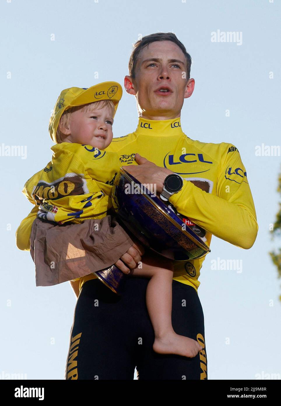 Cycling - Tour de France - Stage 21 - Paris La Defense Arena to Champs-Elysees - France - July 24, 2022 Jumbo - Visma's Jonas Vingegaard with his daughter Frida celebrates on the podium wearing the overall leader's yellow jersey after winning the Tour de France REUTERS/Gonzalo Fuentes Stock Photo