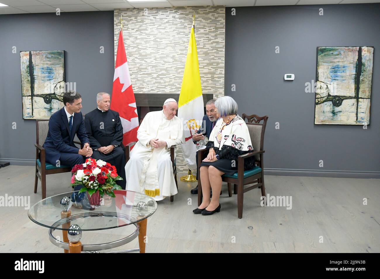 Vatican, Vatican. 24th July, 2022. Canada, Alberta, 2022/07/24 Pope Francis (C) and Canadian Prime Minister Justin Trudeau (L) meets members of an indigenous tribe during his welcoming ceremony at Edmonton International Airport in Alberta, western Canada Photograph by Vatican Mediia/Catholic Press Photo/Hans Lucas. RESTRICTED TO EDITORIAL USE - NO MARKETING - NO ADVERTISING CAMPAIGNS. Credit: Independent Photo Agency/Alamy Live News Stock Photo