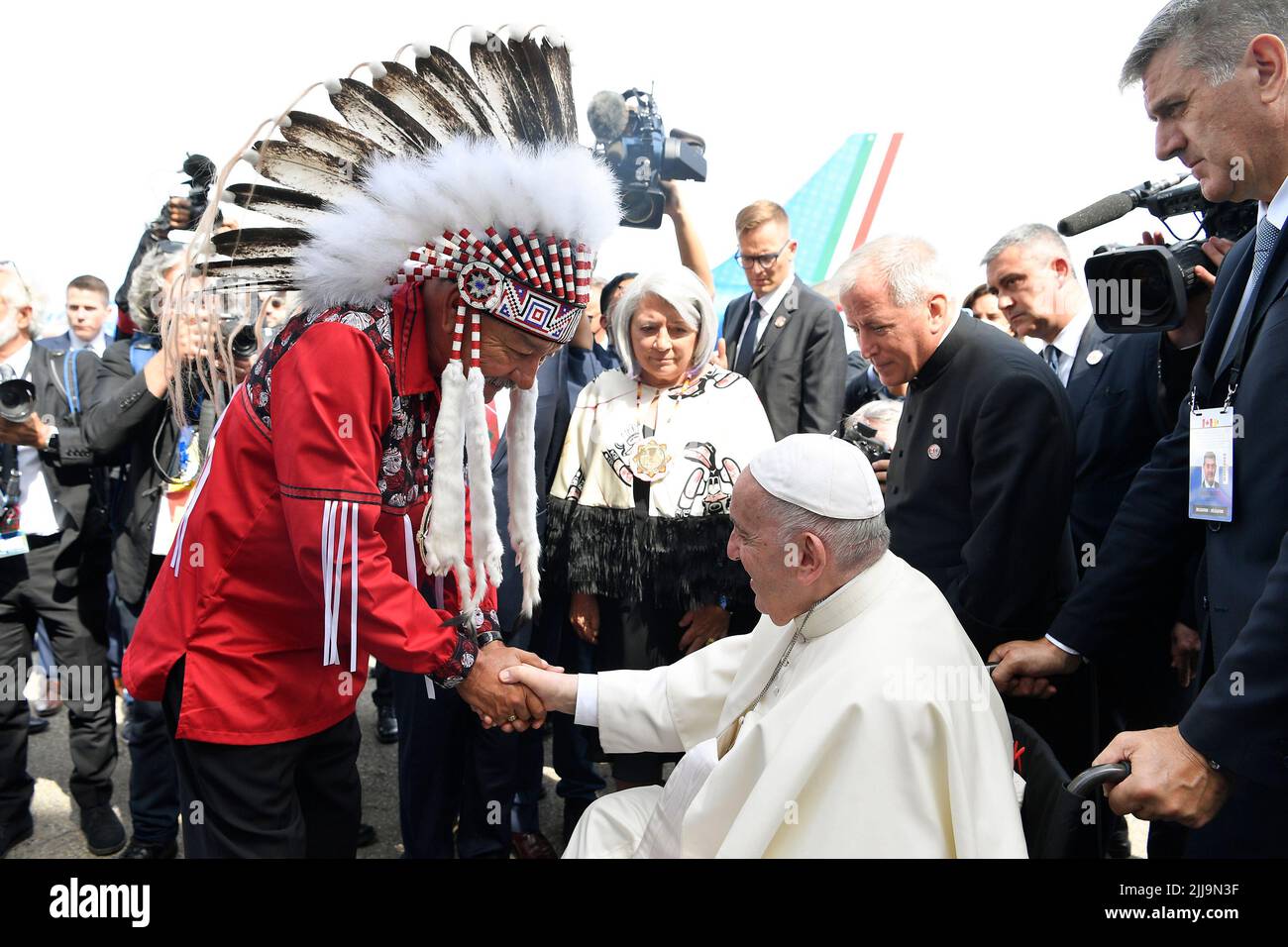 Vatican, Vatican. 24th July, 2022. Canada, Alberta, 2022/07/24 Pope Francis meets members of an indigenous tribe during his welcoming ceremony at Edmonton International Airport in Alberta, western Canada Photograph by Vatican Mediia/Catholic Press Photo. RESTRICTED TO EDITORIAL USE - NO MARKETING - NO ADVERTISING CAMPAIGNS. Credit: Independent Photo Agency/Alamy Live News Stock Photo