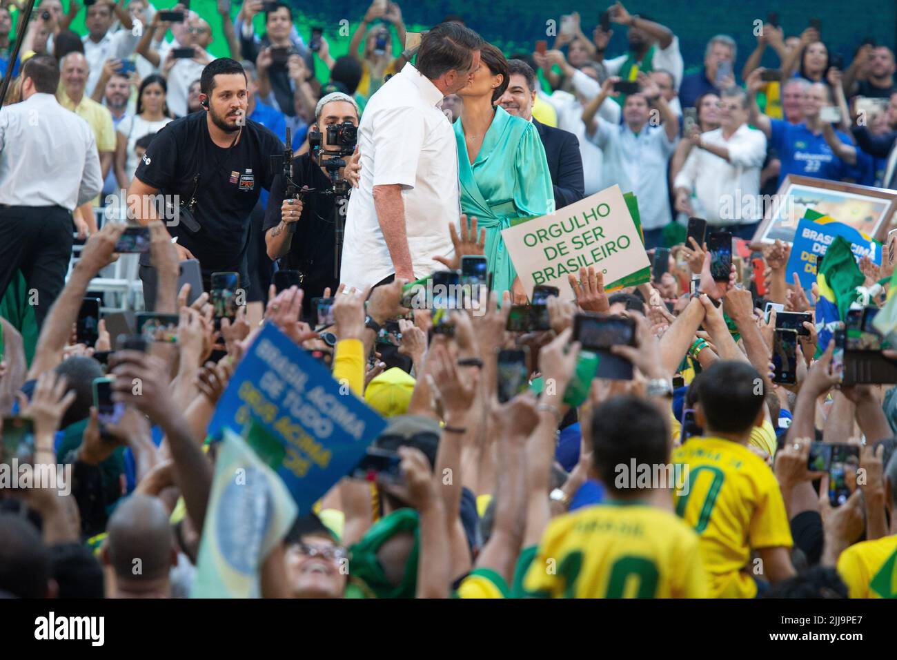 Rio De Janeiro, Brazil. 24th July, 2022. Brazilian President Jair Bolsonaro kisses his wife Michelle Bolsonaro during the official campaign autograph for his re-election. Brazil's general election is set for Oct. 2, 2022. Credit: Fernando Souza//dpa/Alamy Live News Stock Photo