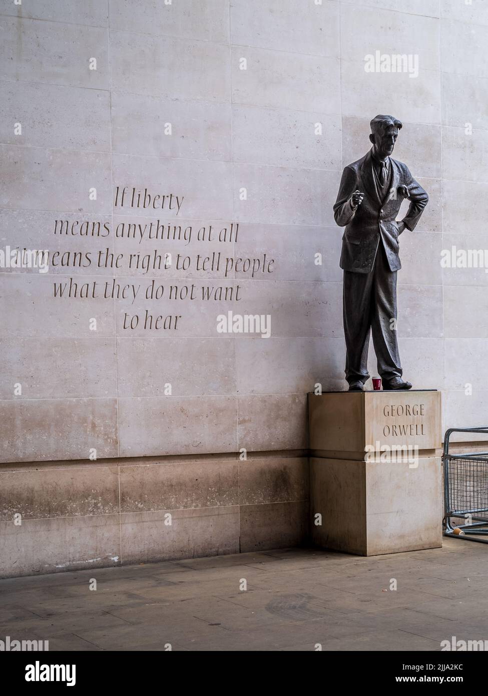 BBC Statue George Orwell. Orwell statue and quotation outside BBC New Broadcasting House. The statue by sculptor Martin Jennings, was unveiled in 2017 Stock Photo