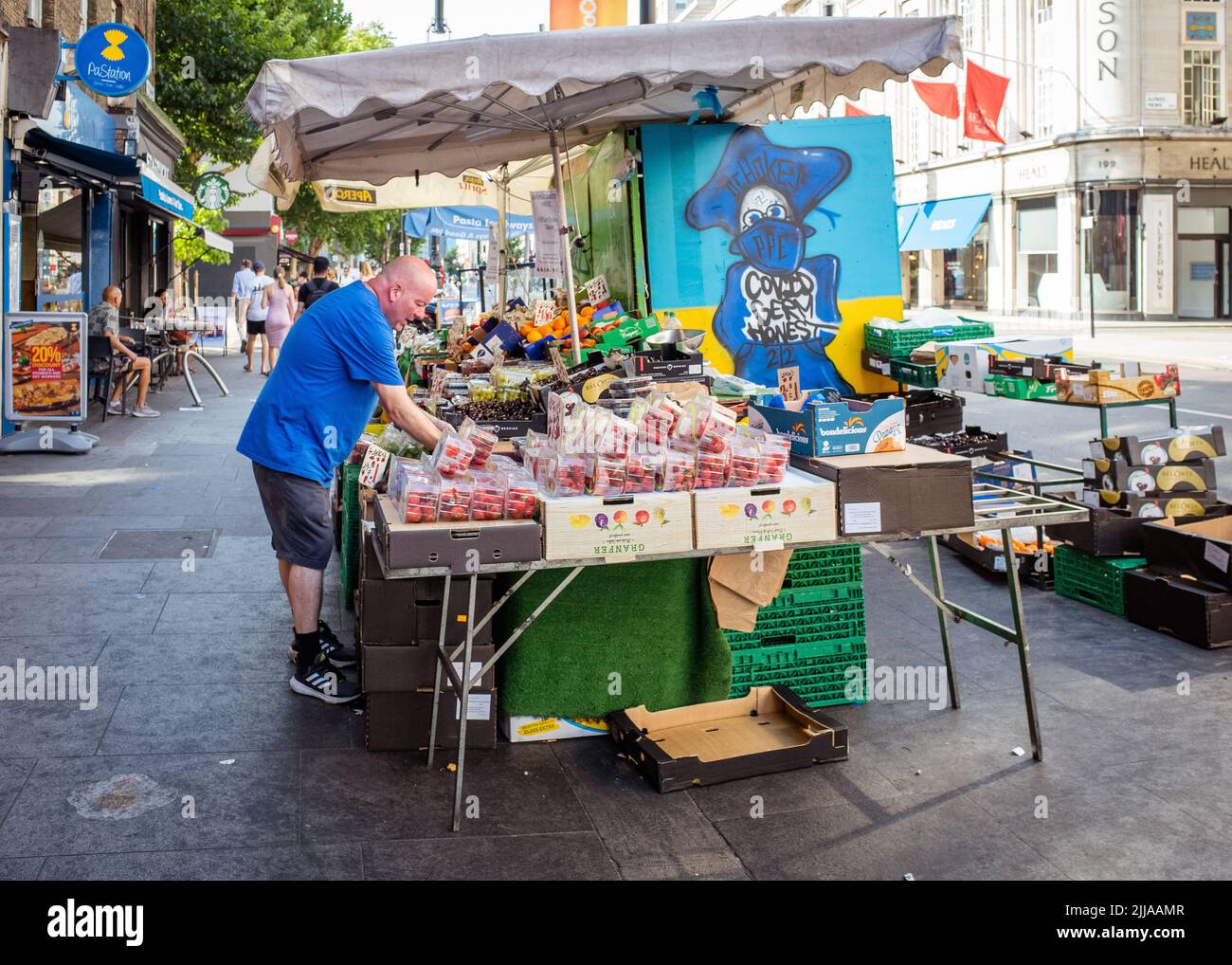 ロンドン特集‼️ STREET FRUiTS Goodge street fruit hi-res stock photography and images - Alamy