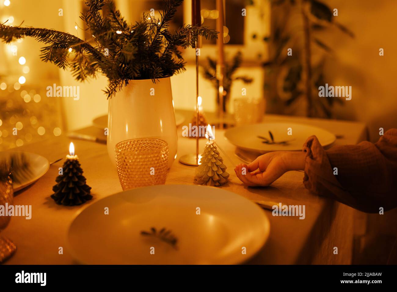 Child setting table hi-res stock photography and images - Alamy