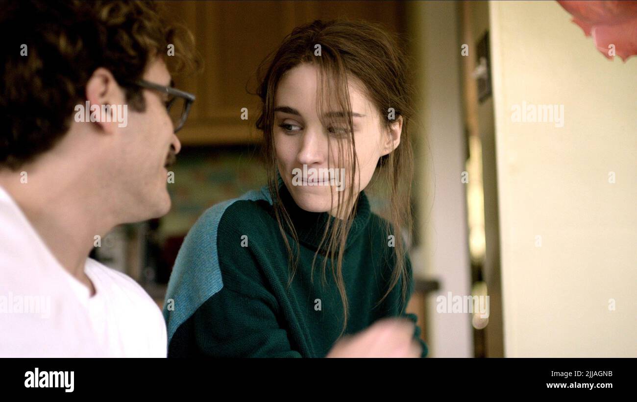 L-r) JOAQUIN PHOENIX as Theodore and ROONEY MARA as Catherine in the  romantic drama \, image size:1300x821