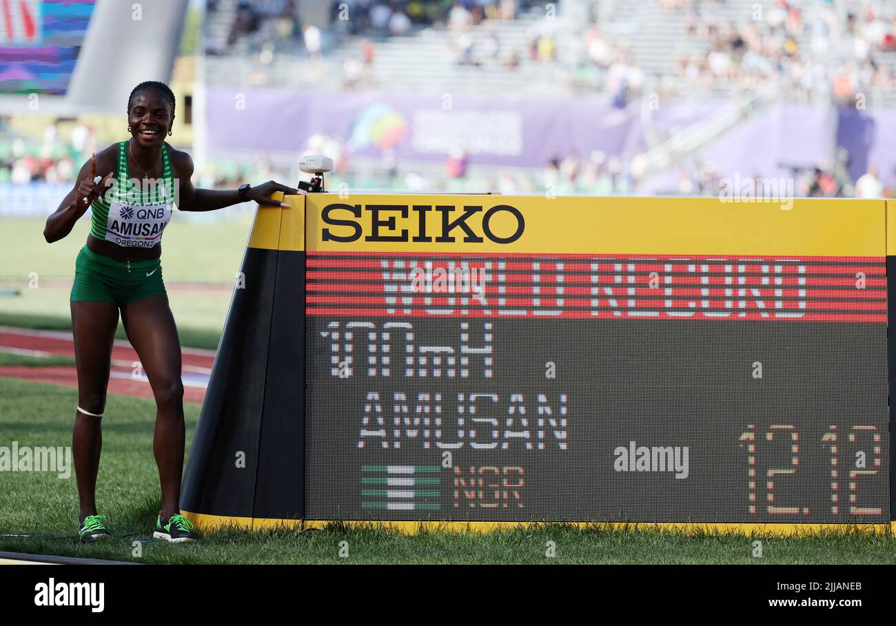 Athletics - World Athletics Championships - Women's 100 Metres Hurdles - Semi Final - Hayward Field, Eugene, Oregon, U.S. - July 24, 2022 Nigeria's Tobi Amusan poses with a time board as she celebrates after setting a new world record and winning her semi final REUTERS/Lucy Nicholson Stock Photo