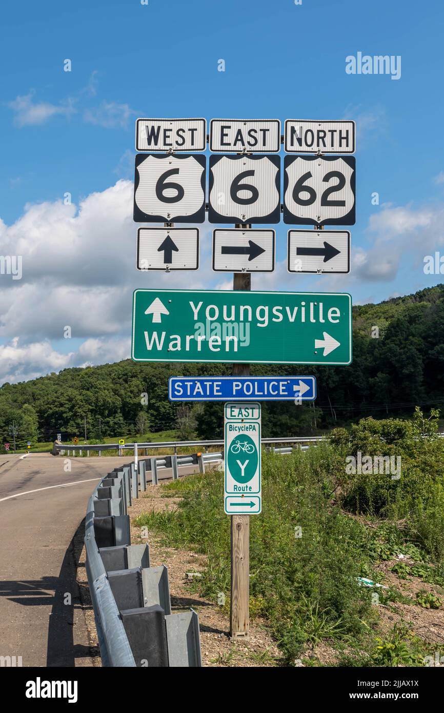 Direction and location signs next to a highway in Warren County